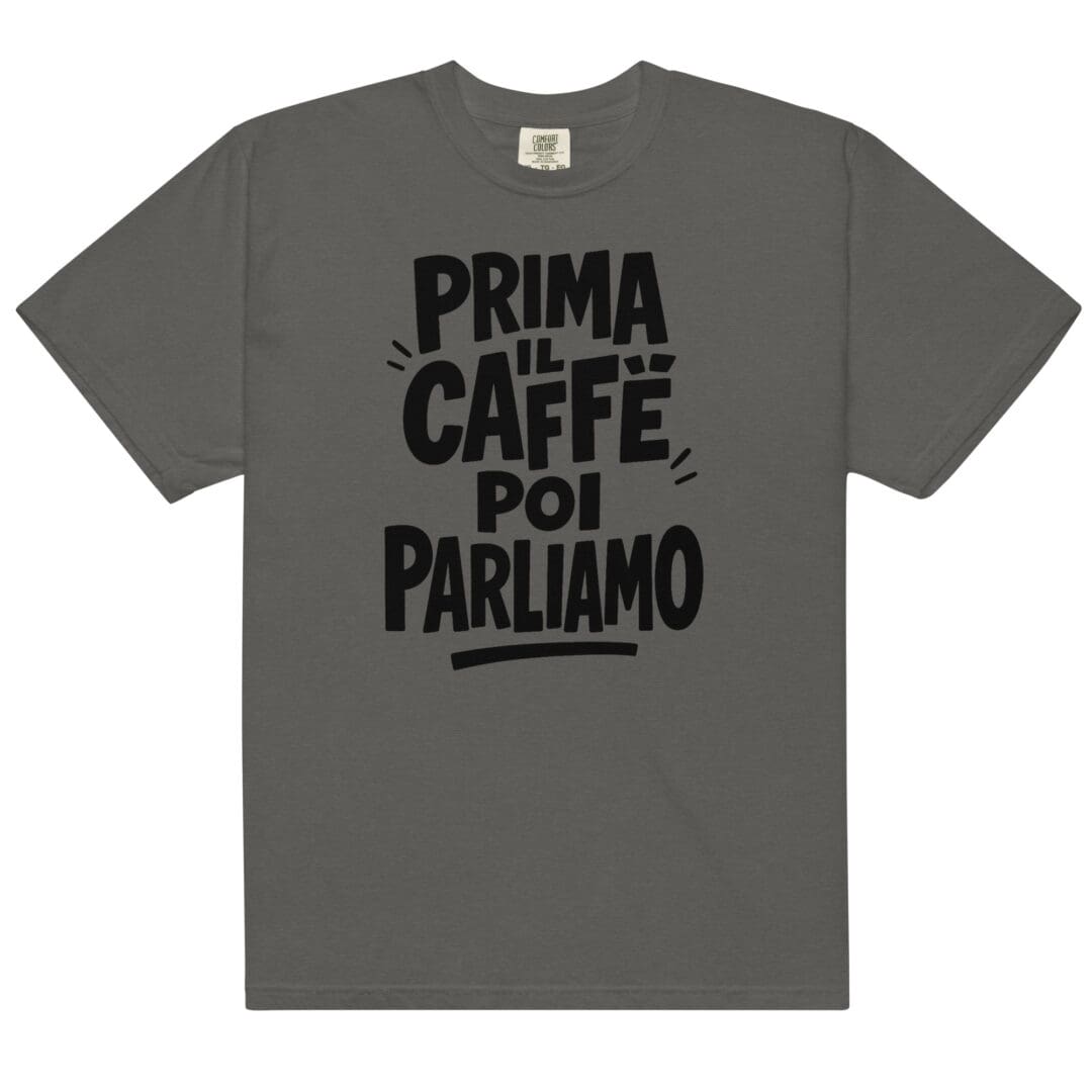 Maglietta unisex “Prima il caffè, poi parliamo” – T-shirt ironica in cotone pesante per amanti del caffè e mattine difficili.