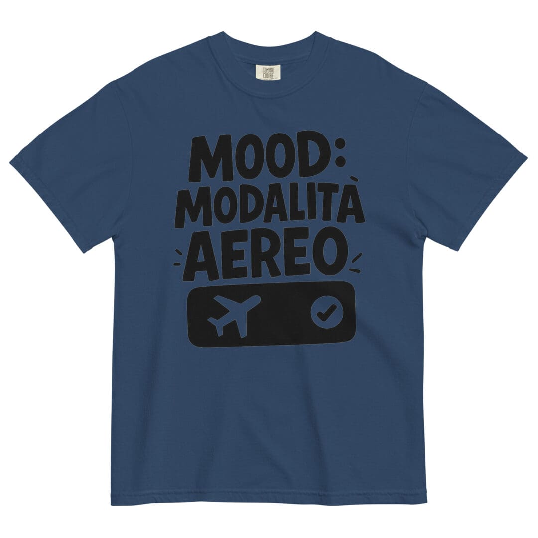 T-shirt “Mood: Modalità Aereo” in cotone pesante – Maglietta rosa unisex ironica e comoda per chi vuole staccare la spina ☁️✈️ - immagine 4
